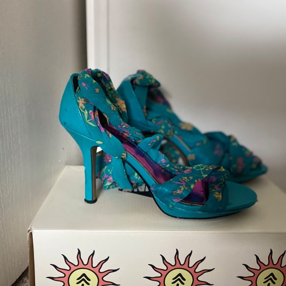 Shoes and boots - Picture 4 of 16